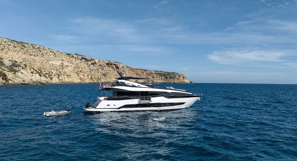 Aerial stern view of M/Y Lio Black Knight Sunseeker 95 at sea — yacht charter Mediterranean