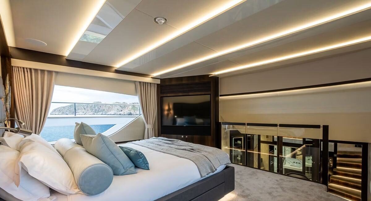 Couple arriving aboard M/Y Lio Black Knight Sunseeker 95 — luxury charter experience Mallorca