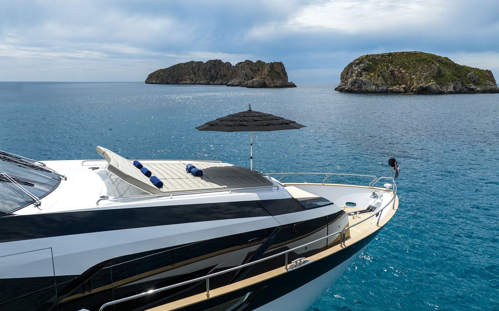 M/Y Lio Black Knight Sunseeker 95 - On the Water - luxury yacht charter Palma de Mallorca
