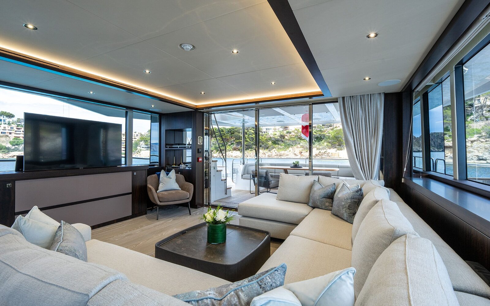 M/Y Lio Black Knight Sunseeker 95 - Salon Lounge - luxury yacht charter Palma de Mallorca